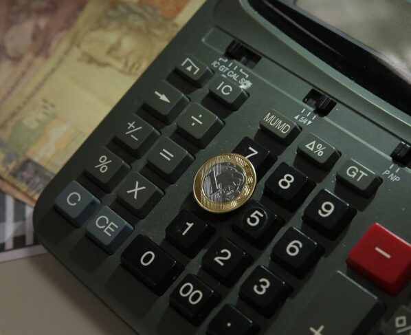 Economia, Moeda Real,Dinheiro, Calculadora - igp-m - icms