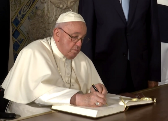 Papa Francisco em Portugal, em agosto de 2023; diversos de seus livros estão disponíveis no Brasil | © Agência Lusa