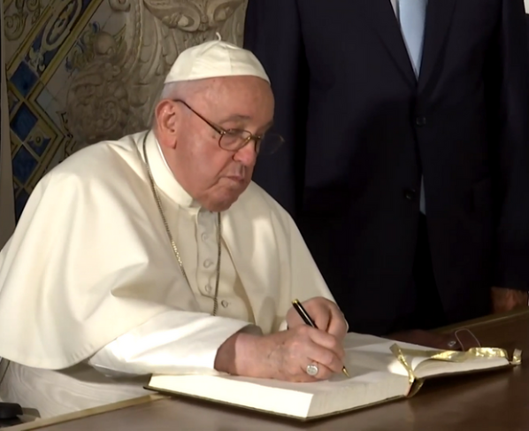 Papa Francisco em Portugal, em agosto de 2023; diversos de seus livros estão disponíveis no Brasil | © Agência Lusa