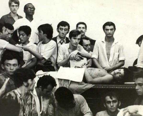 Estudantes junto ao corpo de Edson | © Acervo da Biblioteca Nacional