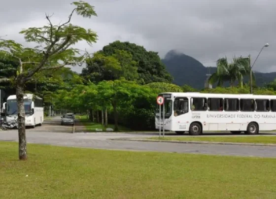 Conforme os próprios estudantes, as principais dificuldades incluem viagens que chegam a durar até quatro horas, falta de orçamento das universidades para custear o transporte e a instabilidade na oferta de veículos gratuitos pelos municípios (Foto: Divulgação/UFPR Litoral)
