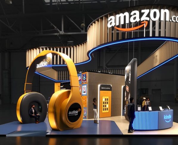 Detalhe do estande da Amazon na Bienal do Livro Rio 2025 | © Amazon