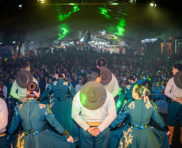 1 festa do divino e show gauchesco