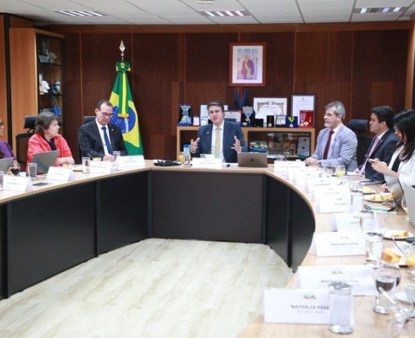 Percentual de municípios com resultados melhores em 2024 | © Sistemas Estaduais de Avaliação 2023 e 2024