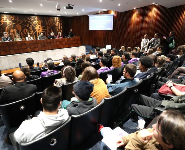 Audiência realizada no Plenarinho da Casa reuniu educadores, estudantes, pesquisadores, sindicatos, especialistas, representantes de instituições públicas e movimentos sociais (Créditos: Orlando Kissner/Alep)
