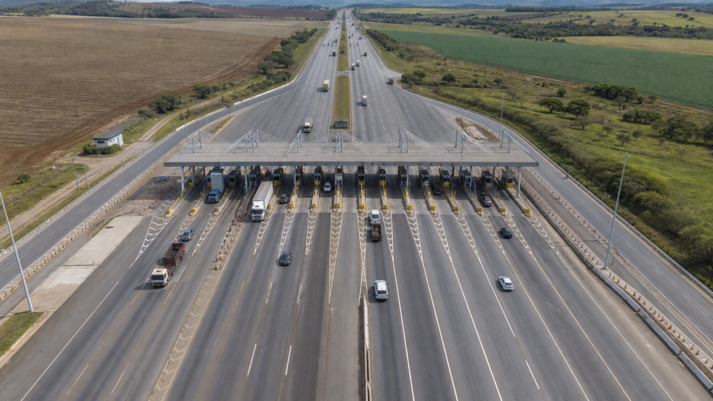 Fluxo em rodovias pedagiadas recua 0,8% em junho, informa ABCR