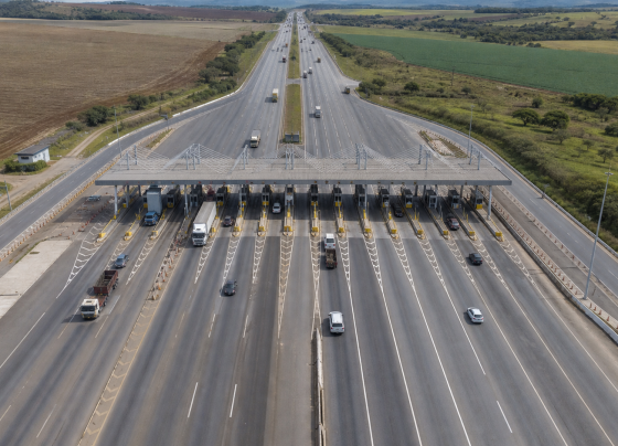 Fluxo em rodovias pedagiadas recua 0,8% em junho, informa ABCR