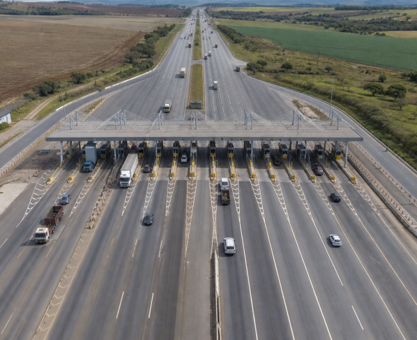 Fluxo em rodovias pedagiadas recua 0,8% em junho, informa ABCR