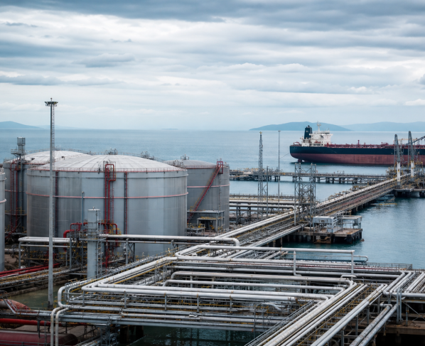 Petróleo fecha em leve alta com Oriente Médio e estoques dos EUA no radar