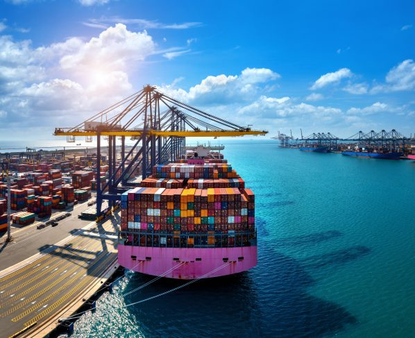 Imagem mostra navio cargueiro; agronegócio, exportações, exportação do agro