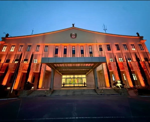 Palácio dos Bandeirantes recebe iluminação especial em campanha do Agosto Laranja