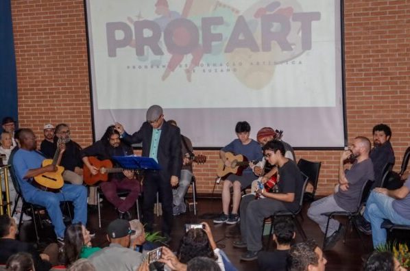 Cerimônia marca lançamento do livro sobre plano pedagógico do Profart