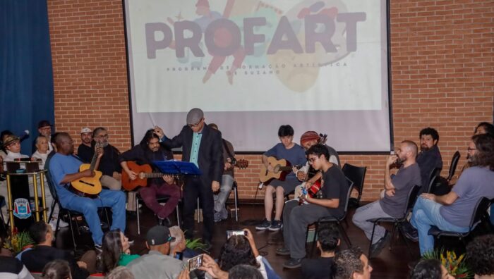 Cerimônia marca lançamento do livro sobre plano pedagógico do Profart