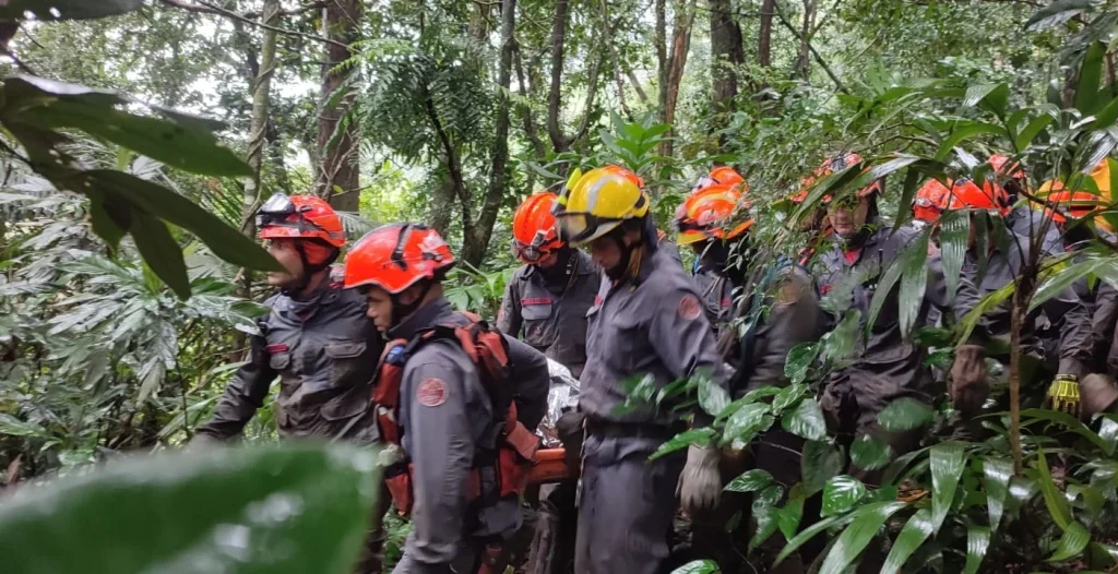 Como trilhas mapeadas ajudam bombeiros em resgates na Serra do Mar