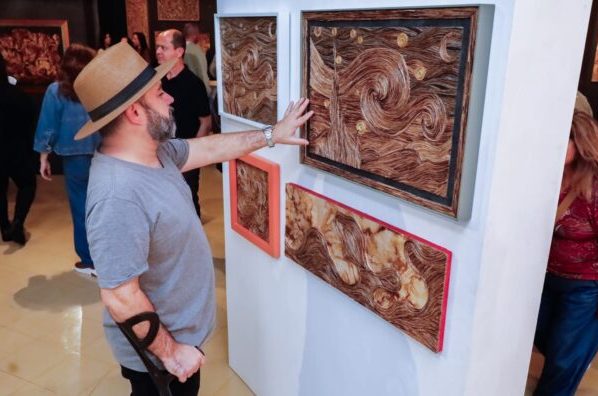 Cultura abre exposição que apresenta obras produzidas com filtros de papel para café