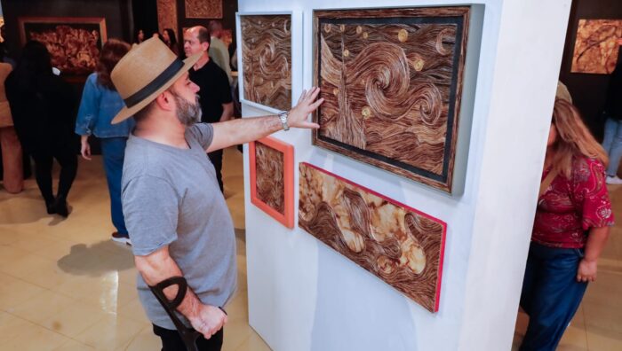 Cultura abre exposição que apresenta obras produzidas com filtros de papel para café