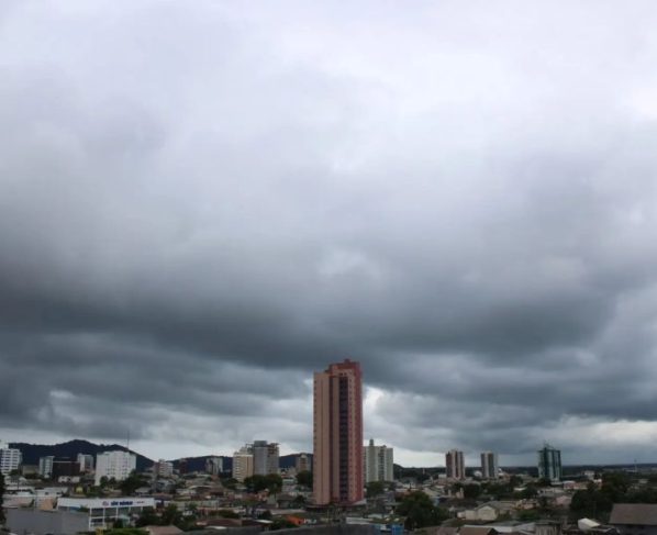 Temporais acompanhados de ventos fortes, rajadas, raios e descargas elétricas também podem ocorrer (Foto: Arquivo/Folha do Litoral News)