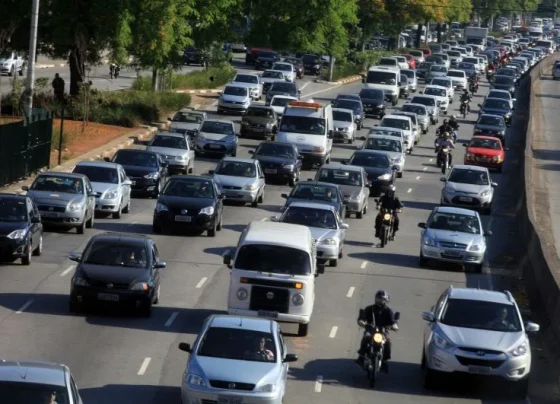 Motoristas devem redobrar cuidados ao dirigir na chuva; confira dicas