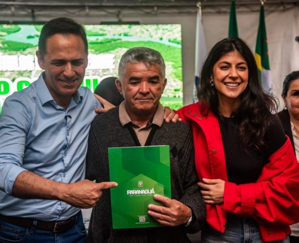 Em cerimônia marcada por emoção, famílias de Paranaguá recebem o documento de propriedade que transforma casa em lar
