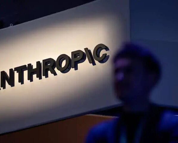 Logo da Anthropic durante evento em San Francisco (Foto: Carlos Barria / Reuters)