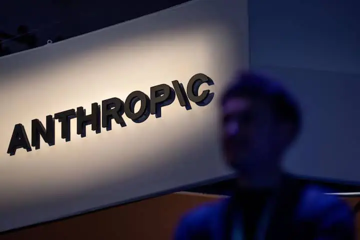 Logo da Anthropic durante evento em San Francisco (Foto: Carlos Barria / Reuters)